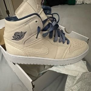 Jordan 1 Mid Se / Sandrift- Sail-Mighnight Navy     Women Size 8